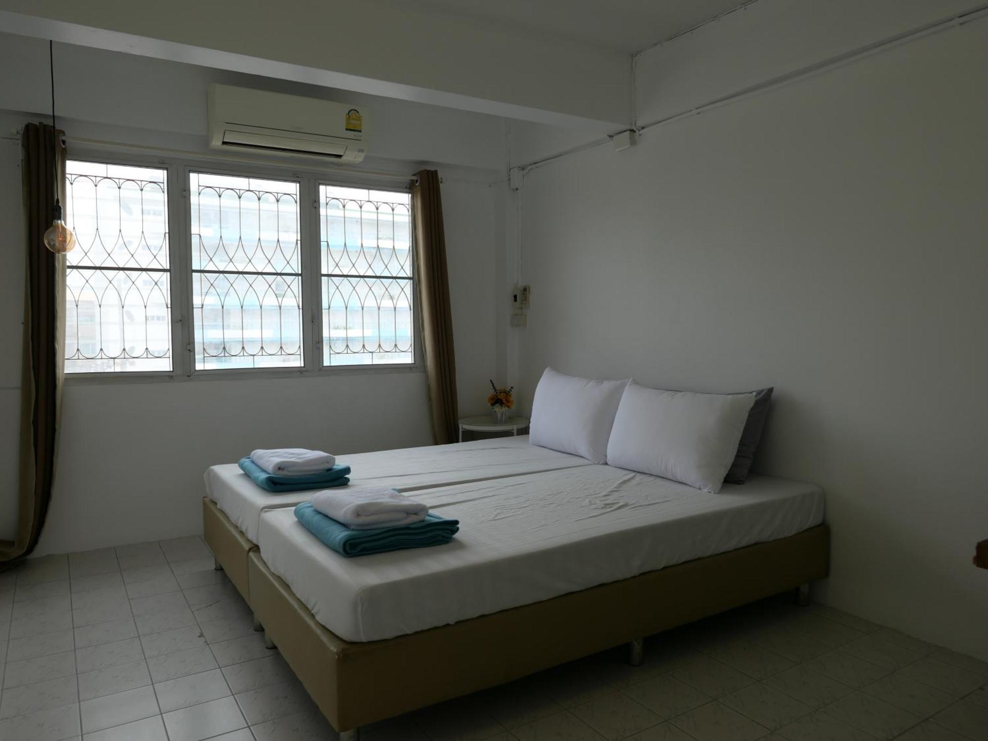 Films House Hostel Bangsaen Extérieur photo