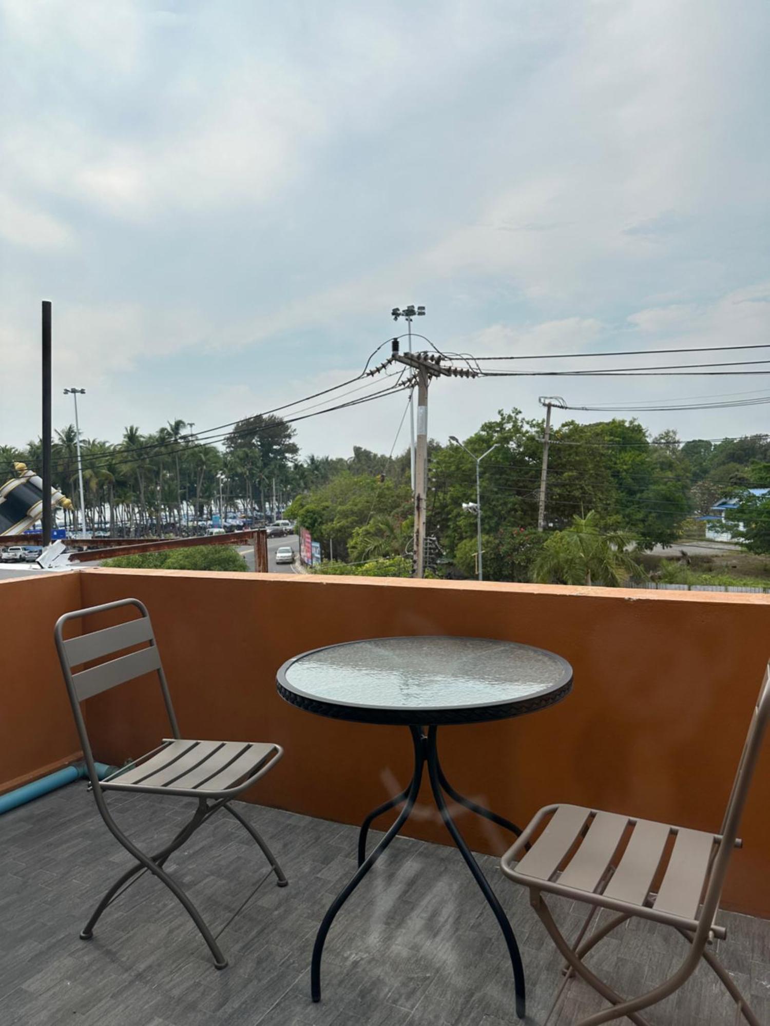 Films House Hostel Bangsaen Extérieur photo